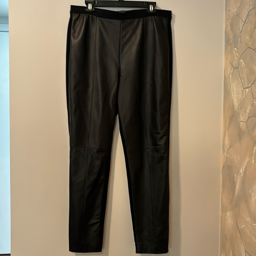 St. John NWT front leather contrast skinny black pull on pant. Size Lg